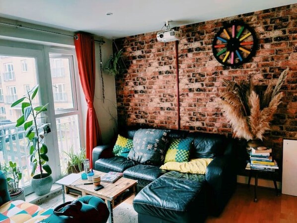 Fernseher, Bücher, Videothek, Stereoanlage