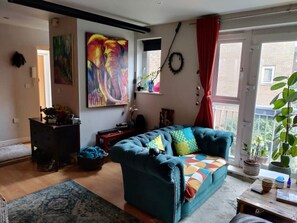 Fernseher, Bücher, Videothek, Stereoanlage