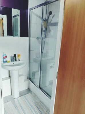 Dusche, Haartrockner, Handtücher, Seife