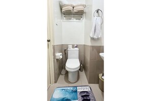 Regadera, bidet, toallas, jabón