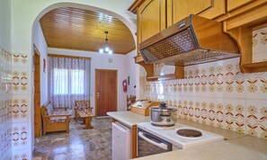 Fridge, oven, stovetop, coffee/tea maker