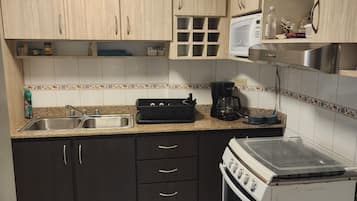 Kylskåp, mikrovågsugn, ugn och kaffe- och tebryggare