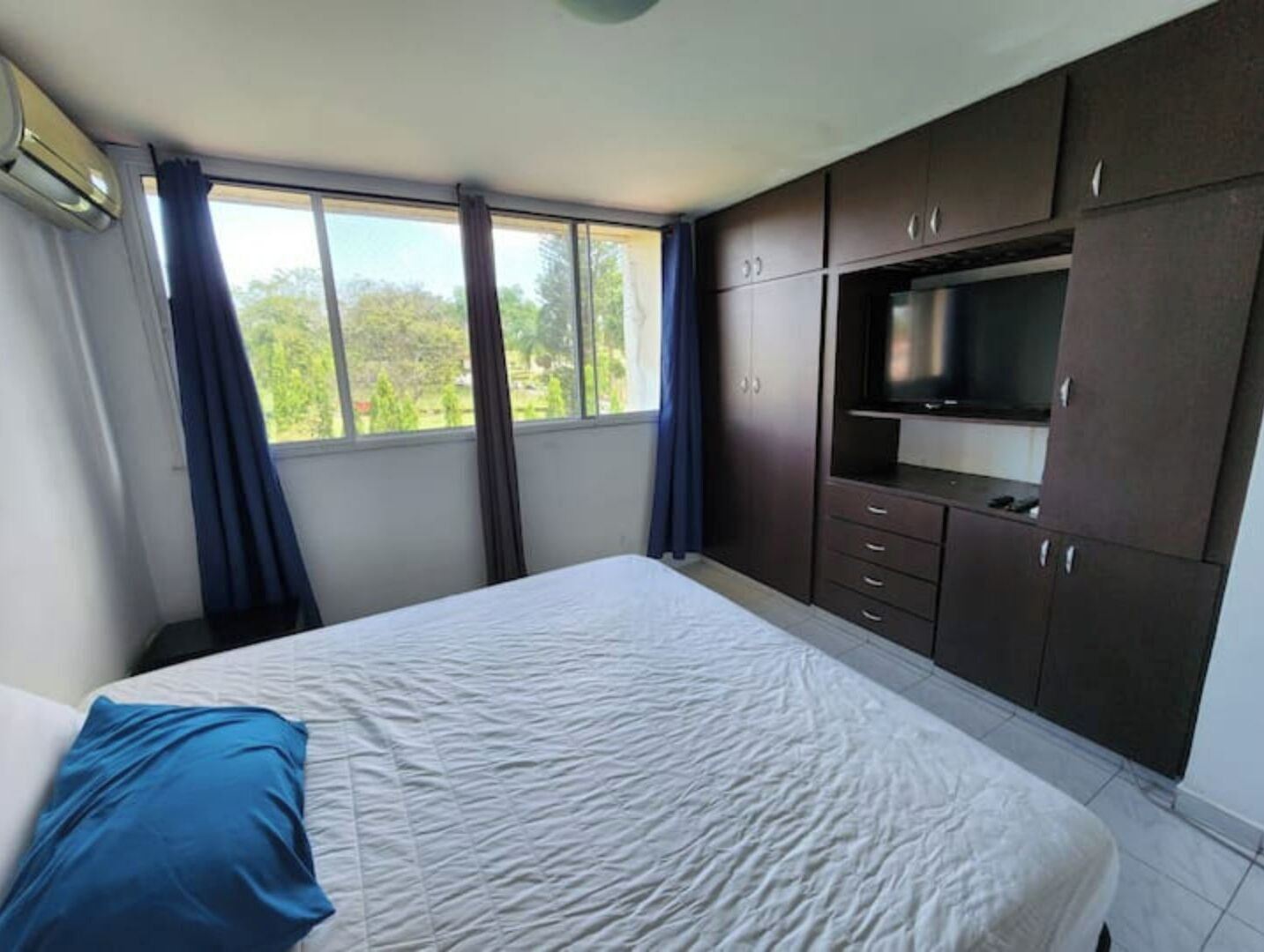 2 bedrooms, desk, iron/ironing board, WiFi