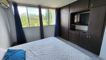 2 Schlafzimmer, Schreibtisch, Bügeleisen/Bügelbrett, WLAN