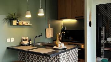 Réfrigérateur, micro-ondes, four, plaque de cuisson