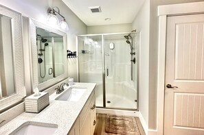 Combined shower/tub, towels - Golf Cart Option • Beach House • Sleeps 8 (Panama City Beach)