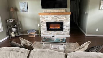 Smart TV, chimenea y oficina