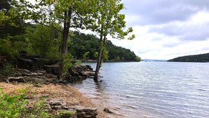 Un littoral rocheux aux eaux limpides, bordé d’une forêt dense.