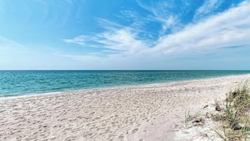 Playa privada, camastros y toallas de playa