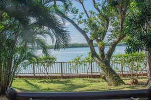 Minibar, decoración personalizada, muebles diferentes y escritorio 