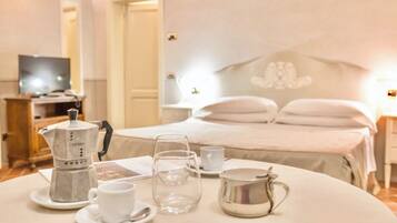 Monolocale | Area soggiorno | TV a schermo piatto 24 pollici con canali satellitari, TV