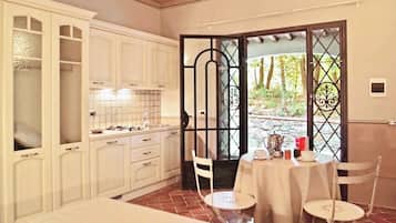 Monolocale | Area soggiorno | TV a schermo piatto 24 pollici con canali satellitari, TV