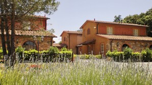 A traditional building with stone and stucco exterior, arched windows, and a tiled roof. - Residence con piscina a Monteverdi  (Monteverdi Marittimo)