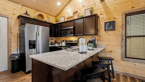 Coffee/tea maker, fridge, microwave, oven - New Build! Hot Tub, Fireplace (Pigeon Forge)