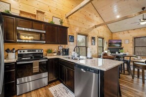 Frigorífico, microondas, horno y placa de cocina