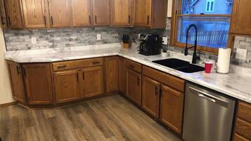 Frigorifero, microonde, piano cottura, lavastoviglie