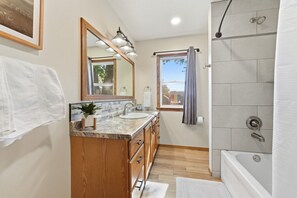 Baignoire, séchoir à cheveux, serviettes fournies