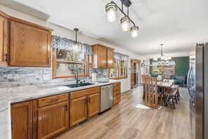 Fridge, microwave, stovetop, dishwasher