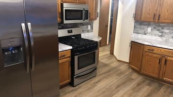 Fridge, microwave, stovetop, dishwasher