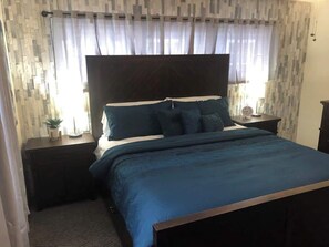 4 bedrooms, iron/ironing board, travel crib, WiFi - Spacious Family Home with Indoor Hot Tub & Playset (Sioux Falls)