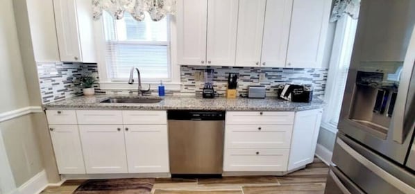 Fridge, microwave, oven, stovetop - Centrally located in the heart of Boston near T (Boston)