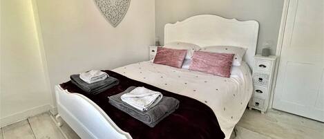 3 bedrooms, iron/ironing board, travel cot, free WiFi