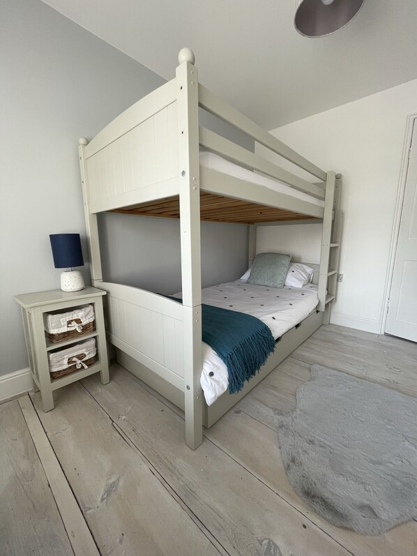 3 habitaciones, tabla de planchar con plancha y cuna de viaje 
