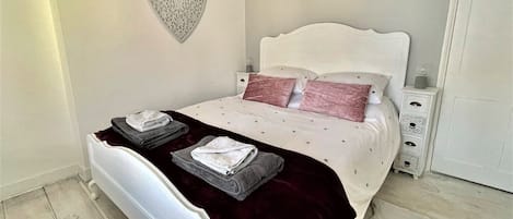 3 bedrooms, iron/ironing board, travel crib, WiFi (free)