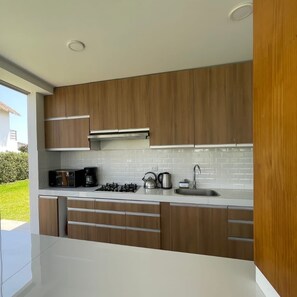 Kühlschrank, Mikrowelle, Ofen, Wasserkocher mit Kaffee-/Teezubehör