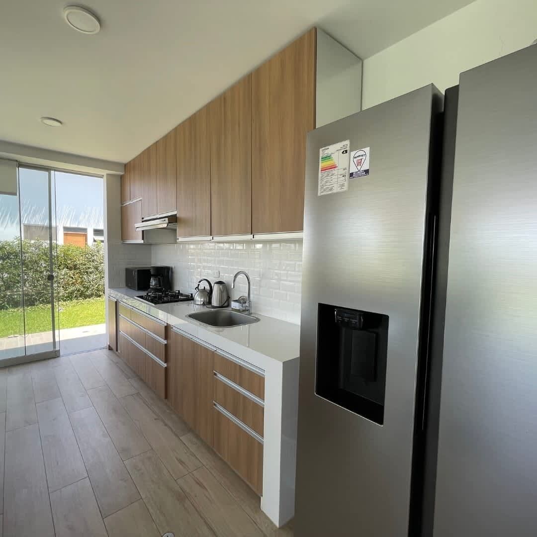 冷蔵庫、電子レンジ、オーブン、コーヒー / ティーメーカー