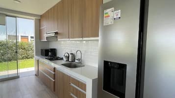 Refrigerador, microondas, horno y cafetera y tetera