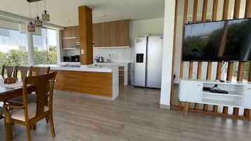 Køleskab, mikrobølgeovn, ovn, kaffe-/temaskine