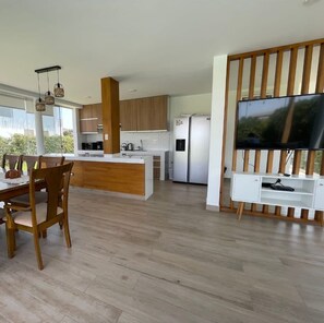 Kühlschrank, Mikrowelle, Ofen, Wasserkocher mit Kaffee-/Teezubehör