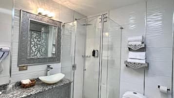 ห้องพรีเมียมดับเบิล | ห้องน้ำ | เรนชาวเวอร์, ไดร์เป่าผม, ผ้าเช็ดตัว, สบู่