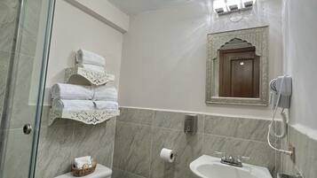 Un bagno con toilette, lavandino e doccia.