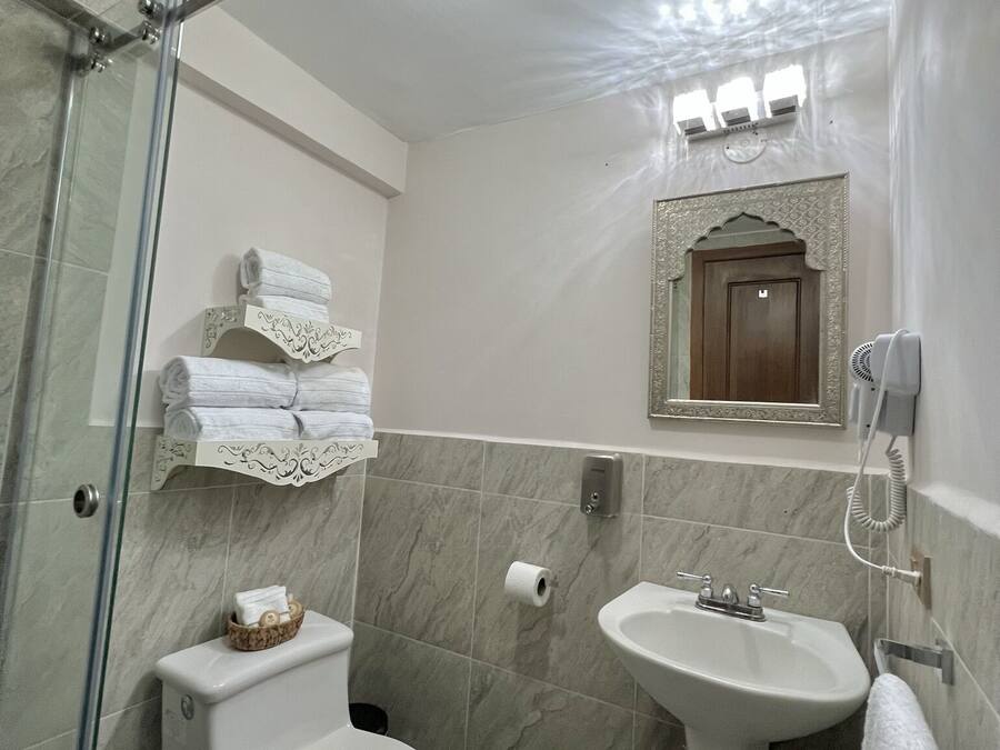 Un bagno con toilette, lavandino e doccia.