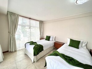 Comfort Quadruple Room, 1 Bedroom | Meja, Wi-fi percuma, cadar katil 