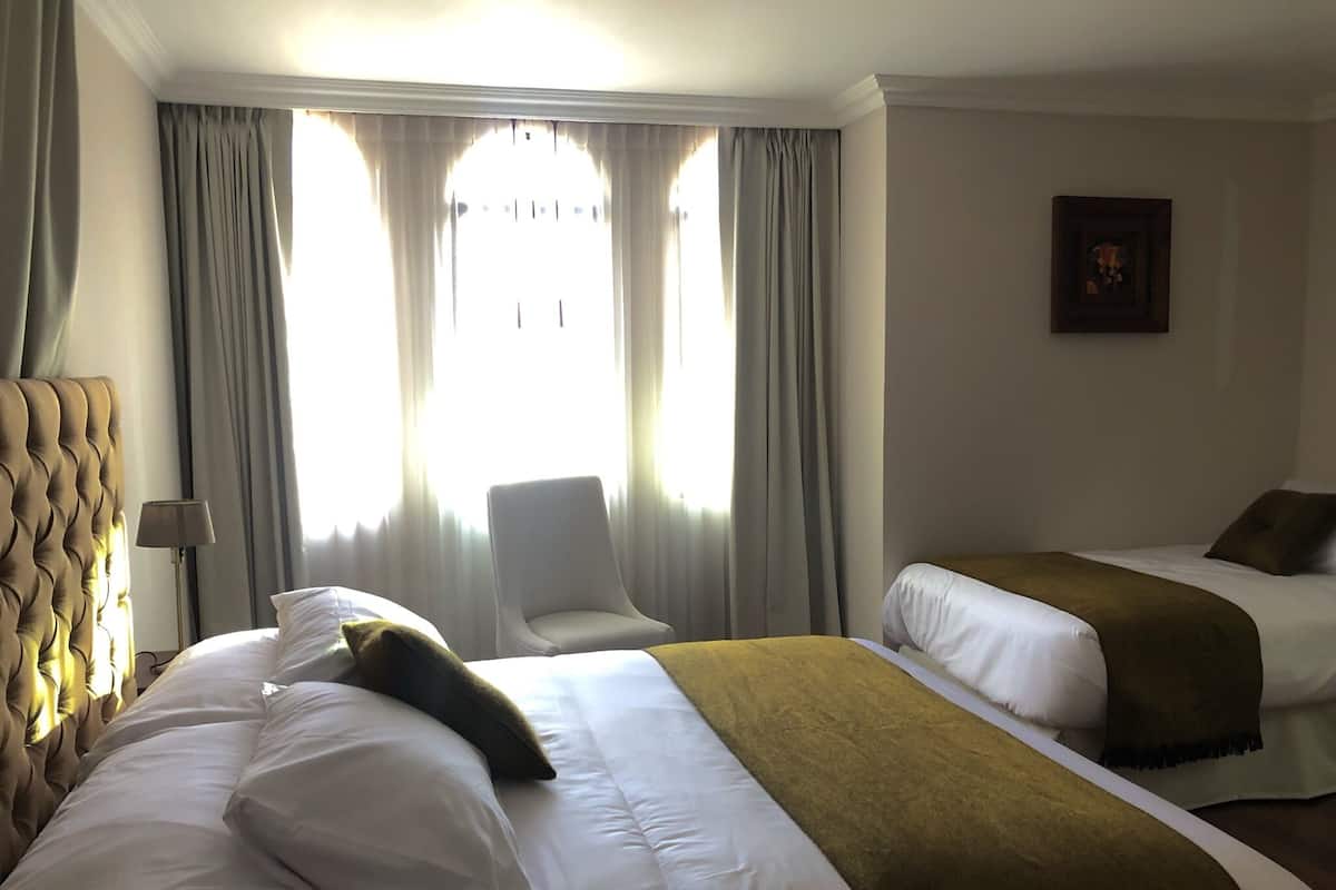 Comfort driepersoonskamer | Een bureau, gratis wifi, beddengoed