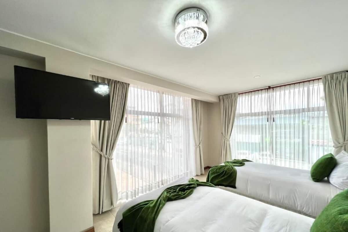 Comfort vierpersoonskamer, 1 slaapkamer | Een bureau, gratis wifi, beddengoed