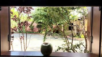 Lemari es, oven, blender, dan peralatan masak/sendok-piring