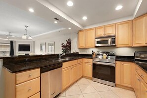 Frigorifero, microonde, forno, piano cottura