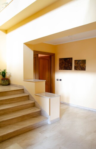 BRIGHT APARTMENT IN VILLA WITH Garden and Private Parking