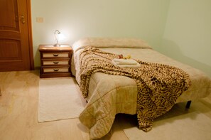 2 makuuhuonetta, silitysrauta/-lauta, ilmainen Wi-Fi, vuodevaatteet