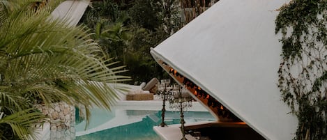 Piscine extérieure, parasols de plage, chaises longues