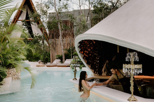 Bar junto a la piscina