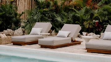 حمّام سباحة خارجي، مظلات على حمّام السباحة، مقاعد للتشمس