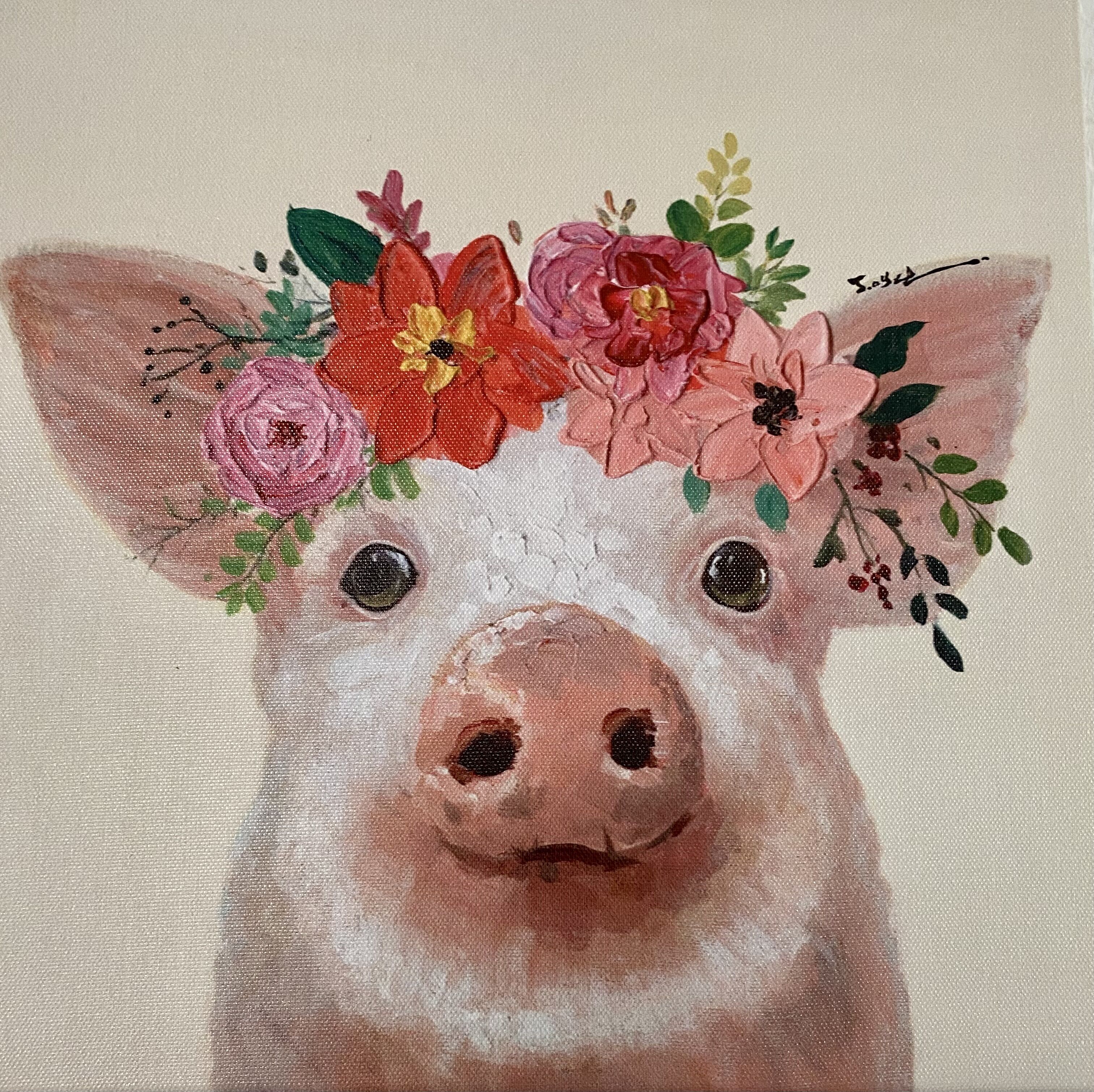 Un cerdo con una corona de flores.