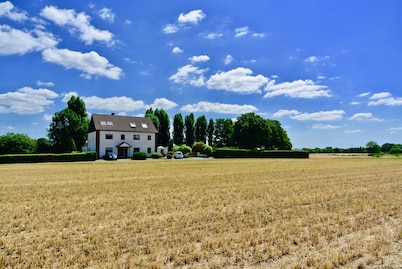 Idyllically located country house with terrace, parking and
attention to detail