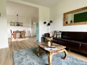 Smart TV, books - Idyllically located country house with terrace, parking and
attention to detail (Duisburg)