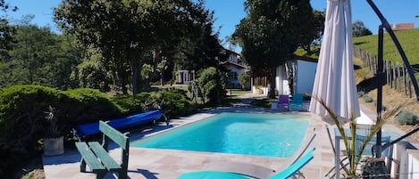 Una piscina al aire libre, una piscina climatizada